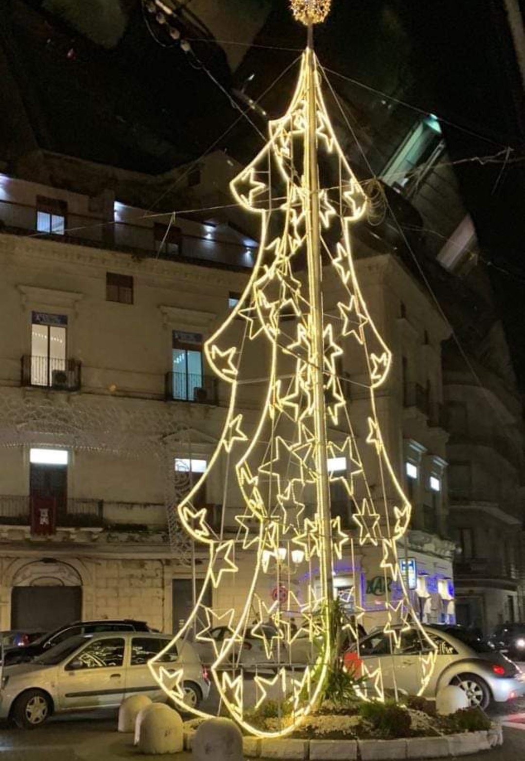 Albero natalizio in piazza regina margherita